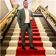 Studente laureato impartisce lezioni per aiuto compiti scuole elementari